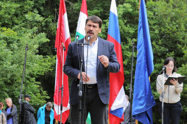 Srečanje predsednikov Slovenije, Avstrije, Madžarske na Tromeji. Slovesnost ob Dnevu evropskih parkov z nagovori vseh treh predsednikov. Madžarski predsednik Janos Ader. Foto: STA